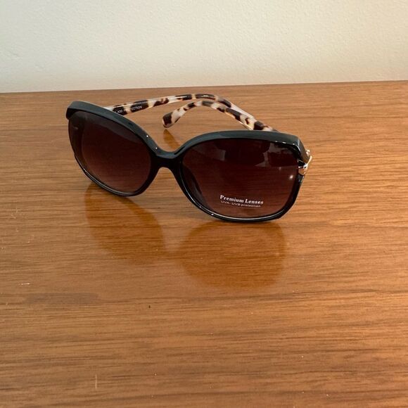 New Fashion Sunglasses Large Frames, Black frames with tortoise shell stems. - Picture 5 of 5